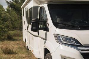 un vacaciones viaje en un casa rodante, un descanso en un camioneta foto