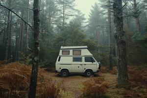 ai generado cámping en el bosque de el casa rodante . Días festivos en un camper camioneta foto