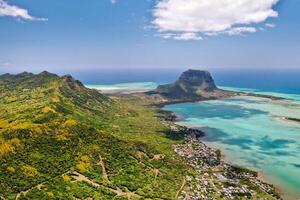 ver desde el altura de el isla de Mauricio en el indio Oceano y el playa de le morne-brabante foto