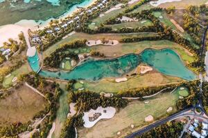 ver desde el altura de el isla de Mauricio en el indio Oceano y el golf curso en el le morne península foto