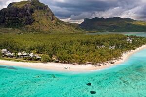 ver desde el altura de el isla de Mauricio en el indio Oceano y el playa de le morne-brabante foto