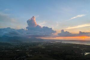 parte superior ver de el puesta de sol ciudad y montañas en el isla de mauricio, Mauricio isla foto