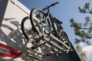 bicicletas son montado en el casa rodante. el concepto de viaje foto