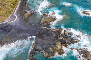 áspero rocoso acantilados en el norte de tenerife.negro playa en el canario islas rocas, volcánico rocas, atlántico Oceano foto