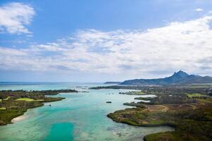 aéreo imagen de el este costa de Mauricio isla. hermosa laguna de Mauricio isla Disparo desde arriba. barco navegación en turquesa laguna foto