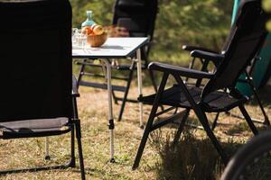 al aire libre sillas y picnic mesa cerca el casa rodante foto