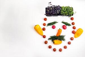 el cara de un hombre hecho de rebanado vegetales en un blanco antecedentes foto