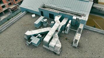 aereo Visualizza ventilazione e aria balsami su il tetto di un' a più piani edificio video