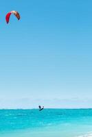 un hombre parapente en le morne playa, mauricio, indio Oceano en el isla de Mauricio foto