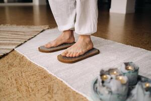 el del hombre pies son siguiente a tableros con clavos. yoga clases foto