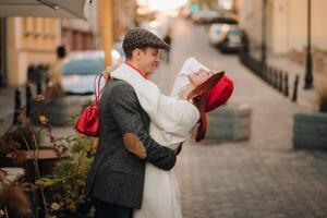 retrato de un contento Pareja abrazando en el calle en un otoño ciudad. retro elegante Pareja en otoño en el ciudad foto