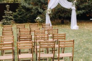 un sitio para un Boda ceremonia en naturaleza, hermosa Boda decoración foto