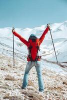 alegre hembra disfrutando nórdico caminando en el invierno foto