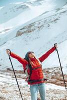 contento mujer en el Nevado montañas foto