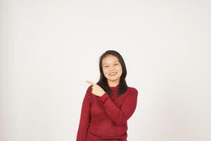 joven asiático mujer en rojo camiseta señalando lado Copiar espacio aislado en blanco antecedentes foto