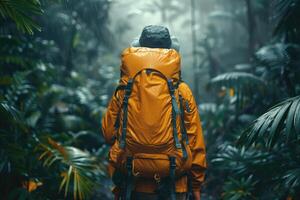 ai generado mochilero con mochila excursionismo en lluvia bosque. viaje y pasión de viajar concepto. foto