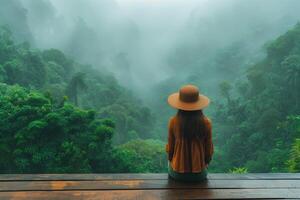 ai generado mujer sentado en un de madera plataforma encima el bosque y mirando a brumoso montaña paisaje foto