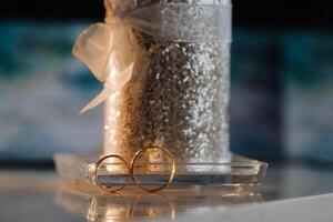 diseñador Boda anillos acostado en el superficie. dos Boda anillos foto