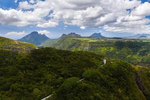 montaña paisaje de el garganta en el isla de mauricio, verde montañas de el selva de Mauricio foto