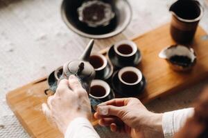 preparando para un té ceremonia con un grande empresa foto