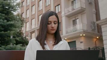 kvinna arbetssätt på bärbar dator svar e-postmeddelanden använder sig av bärbar dator. video