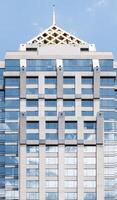 moderno oficina edificio con vaso ventana en azul cielo antecedentes foto