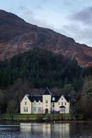 hermosa país casa por lago escudo, glenfinnan Escocia. Januari 4 4 2024. foto