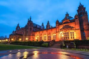 Night photography of the Kelvingrove Art Gallery and Museum. Glasgow, Scotland. Januari 2 2023. photo