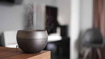 gris aroma petróleo difusor en ligero mesa a hogar, aire ambientador alto calidad 4k imágenes video