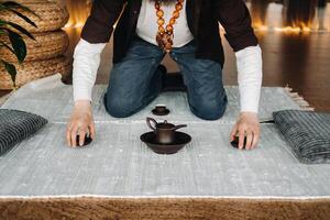 The tea master is preparing to hold a tea ceremony in the interior photo