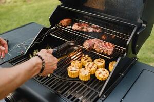 Cocinando carne y vegetales en un al aire libre parrilla foto