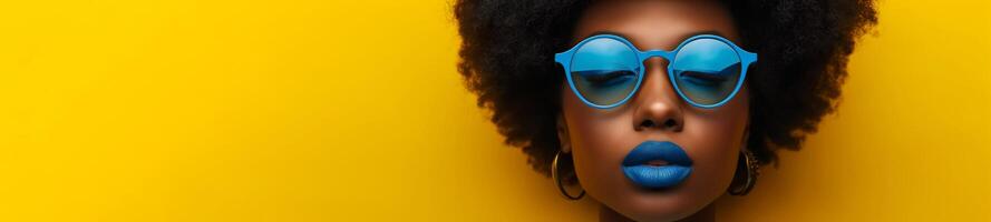 ai generado africano americano mujer con azul lápiz labial y elegante Gafas de sol en contra un vibrante amarillo antecedentes con amplio Copiar espacio foto