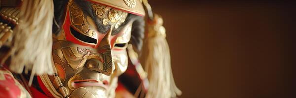 ai generado tradicional japonés samurai casco con kabuki mascarilla, intrincado oro y rojo detalles, en contra un borroso antecedentes con amplio Copiar espacio foto