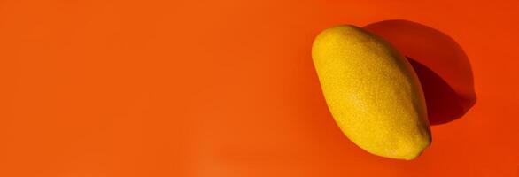 vibrante limón en naranja fondo Copiar espacio foto