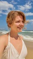 alegre mujer en verano vestir en soleado playa con Copiar espacio foto