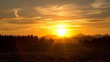 pôr do sol Tempo lapso do colorida panorama dentro a idaho montanhas vendo árvores video