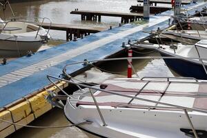 atracar para amarradero barcos y yates en el Puerto de tel aviv foto