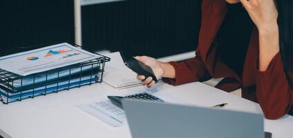 las mujeres asiáticas están estresadas mientras trabajan en una laptop, una mujer de negocios asiática cansada con dolor de cabeza en la oficina, se siente enferma en el trabajo, copia espacio foto