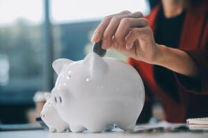 mujer de negocios salvar dinero en cerdito banco y objetivo y logro gráfico grafico y flechas fondos préstamos y inversión ganancias concepto de ahorro para seguro, salud, educación, casa, auto, impuesto, préstamo foto