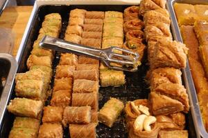 pan y productos de panadería se venden en una tienda en israel. foto