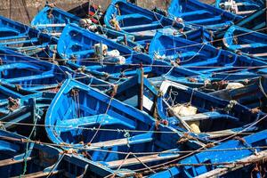 un montón de azul pescar barcos en el Puerto de esauira, Marruecos foto