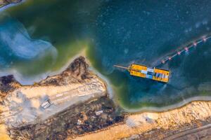 aéreo ver terminado el línea costera de el lago foto