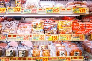 Osaka ciudad, Japón, 2018 - de cerca variedad congelado japonés procesada carne en paquetes en estante congelador para rebaja en de japon supermercado. foto