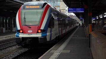 Genève, Suisse - février 20, 2024. train est en quittant le cornavin station dans Genève. video