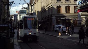 Genf, Schweiz - - Februar 20, 2024. Straßenbahn und Menschen im Genf alt Stadt. video