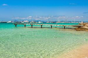 formentera tropical Mediterráneo mar de madera muelle en iletes playa balear islas foto