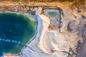 aéreo ver terminado el línea costera de el lago foto