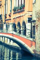 pequeño puente y arquitectónico fragmentos desde edificios en Venecia - Italia foto