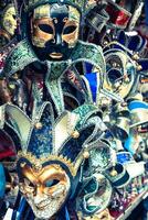 recuerdos y carnaval mascaras en calle comercio en Venecia, Italia foto