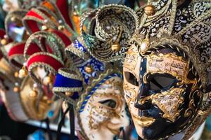 recuerdos y carnaval mascaras en calle comercio en Venecia, Italia foto